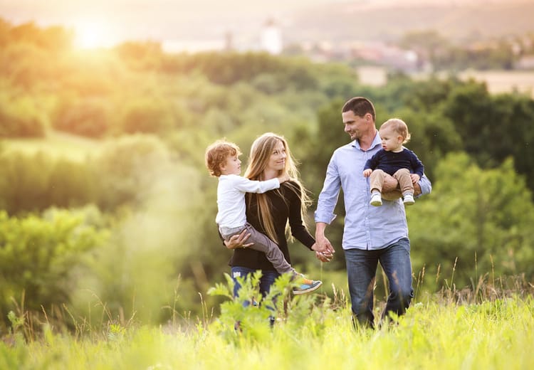 Spaziergang mit der Familie