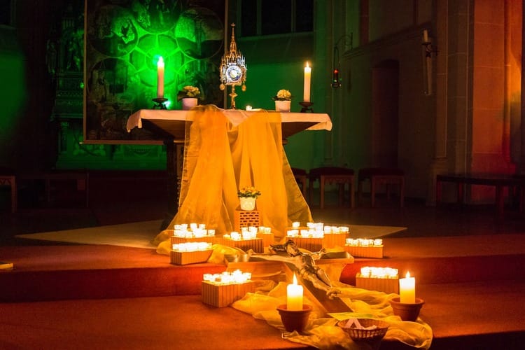 beleuchteter Altar