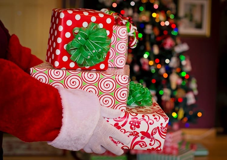 Weihnachtsmann übergibt Geschenke