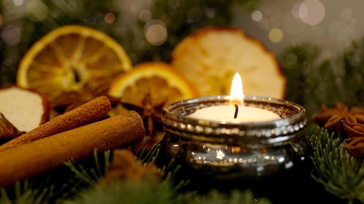 Brennende Kerze an Weihnachten
